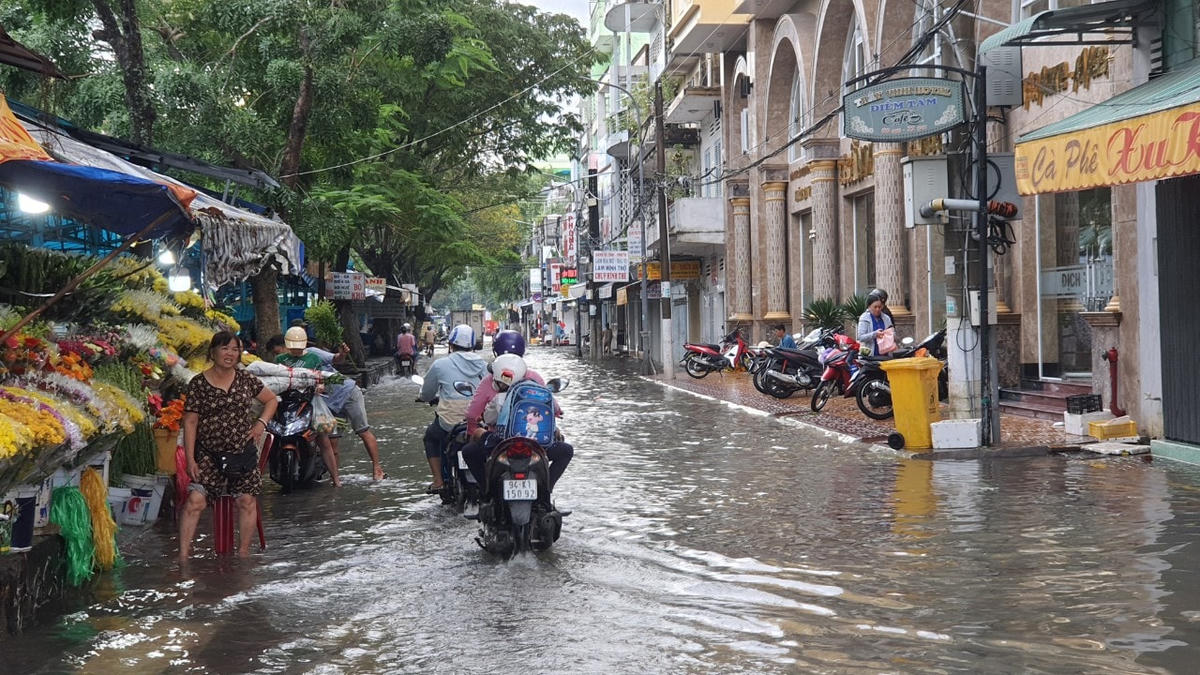 Nước ngập sâu hơn nửa bánh xe khiến cho việc đi lại của các phương tiện giao thông gặp khó khăn.