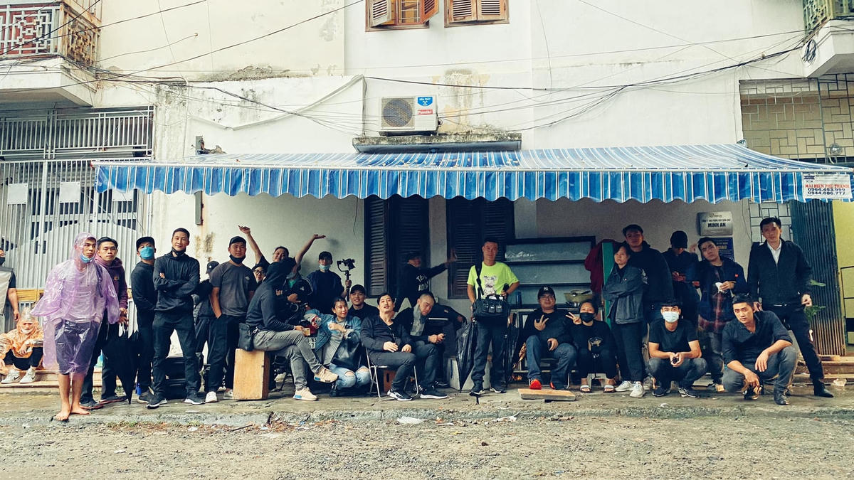 ...Những khó khăn đó vừa là thử thách vừa là cơ hội để các nhà làm phim sáng tạo. 