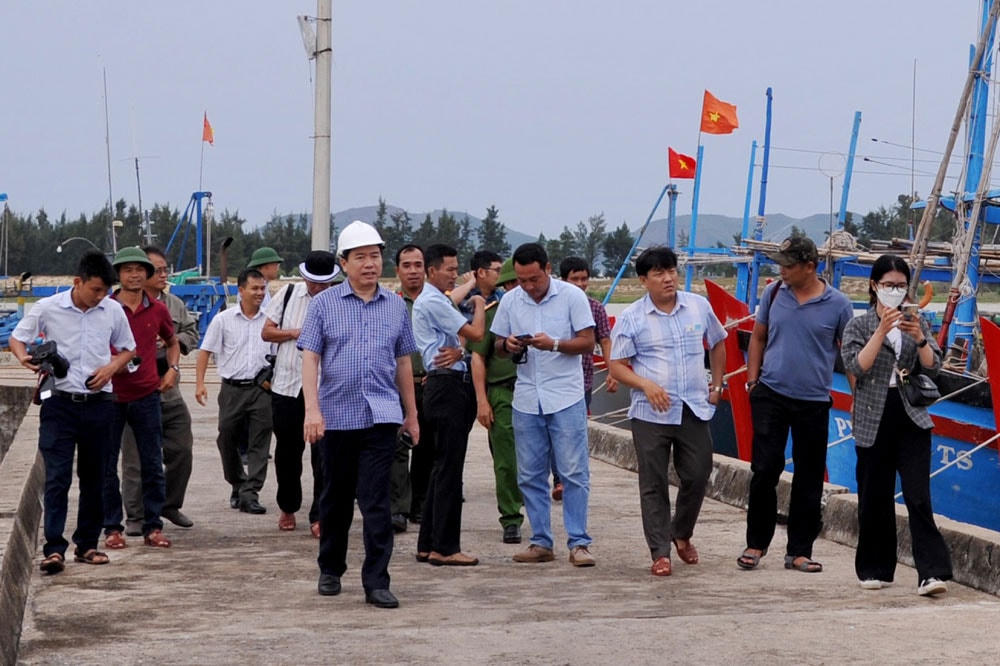 Lãnh đạo tỉnh Phú Yên cùng đoàn công tác, kiểm tra công tác ứng phó cơn bão số 4 tại khu vực Cảng cá Tiên Châu (huyện Tuy An).
