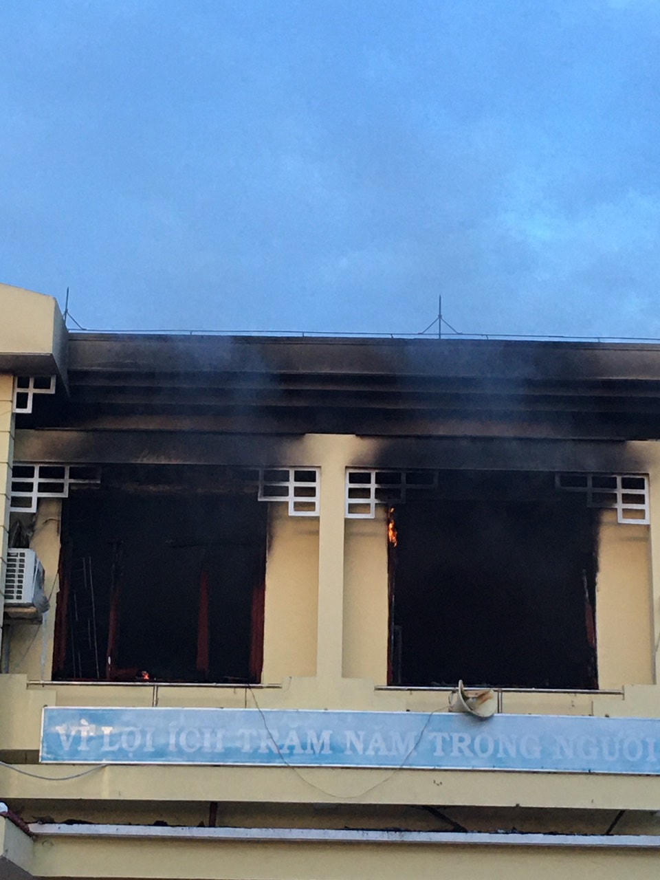2 phòng của Trường THCS Phổ Thạnh bị cháy. 