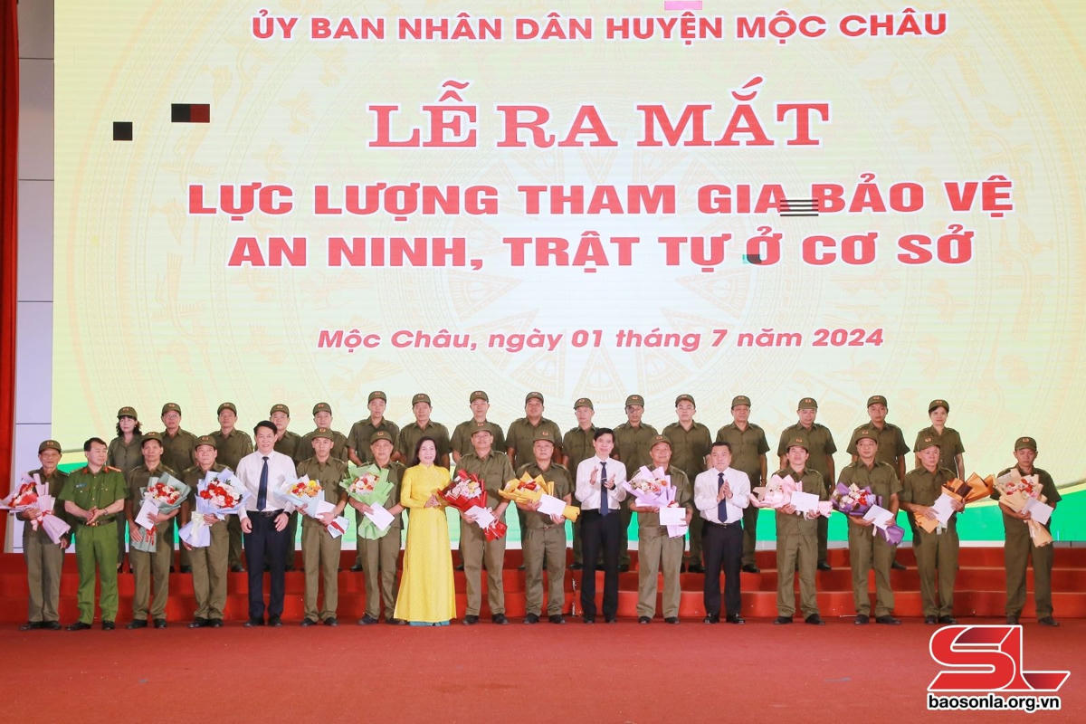 Đồng chí Chủ tịch UBND tỉnh và lãnh đạo huyện Mộc Châu tặng hoa chúc mừng lực lượng tham gia bảo vệ ANTT cơ sở.