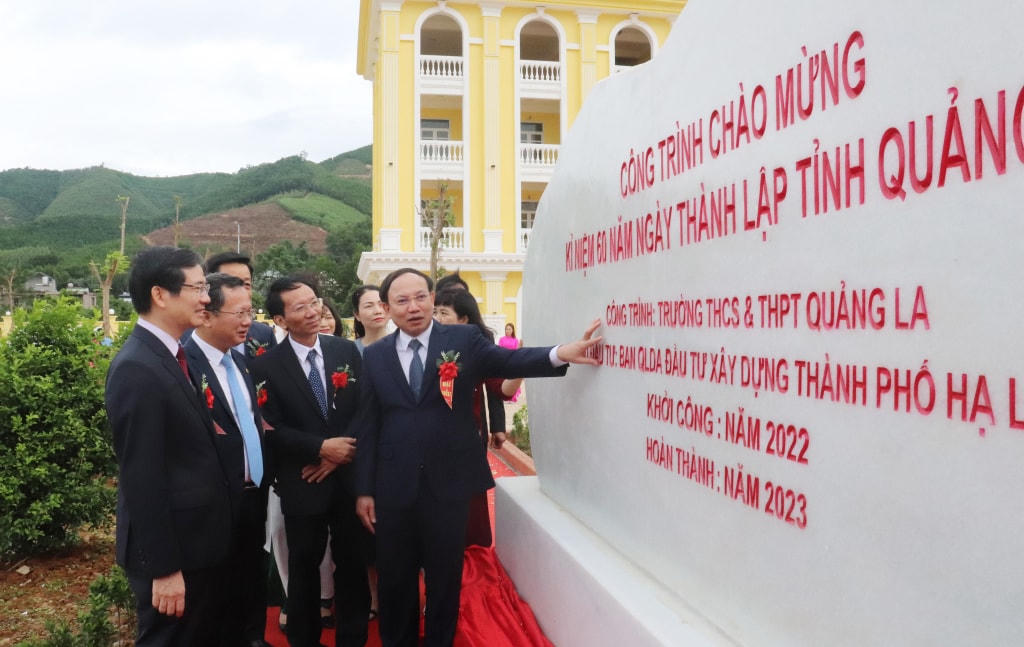 Bí thư Tỉnh ủy Quảng Ninh Nguyễn Xuân Ký cùng các đại biểu tham quan công trình gắn biển.
