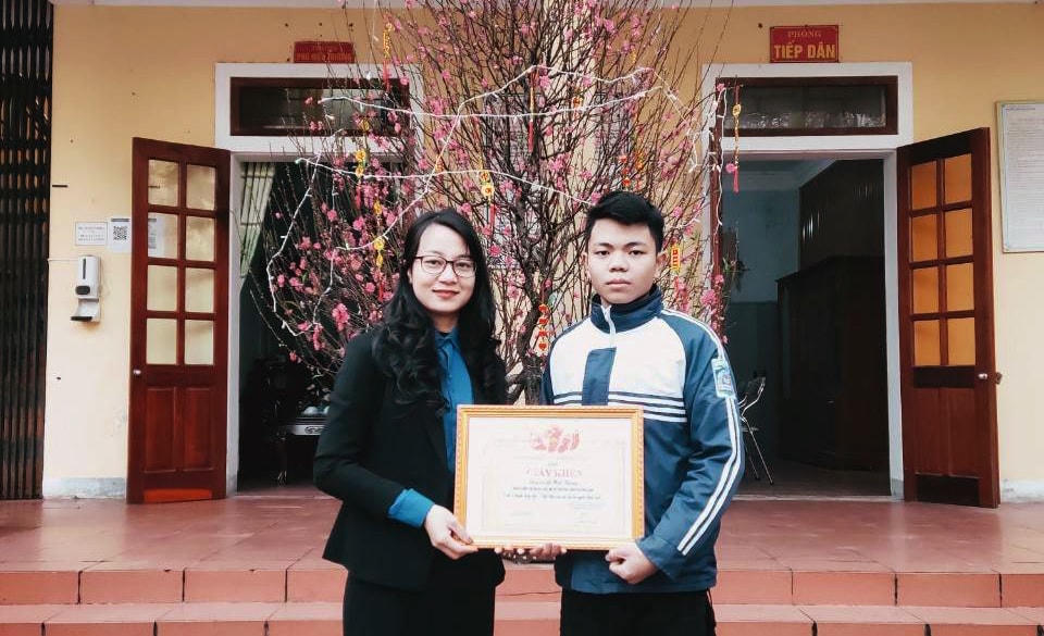 Huyện đoàn Hương Khê tặng giấy khen tuyên dương em Lê Hải Thăng.