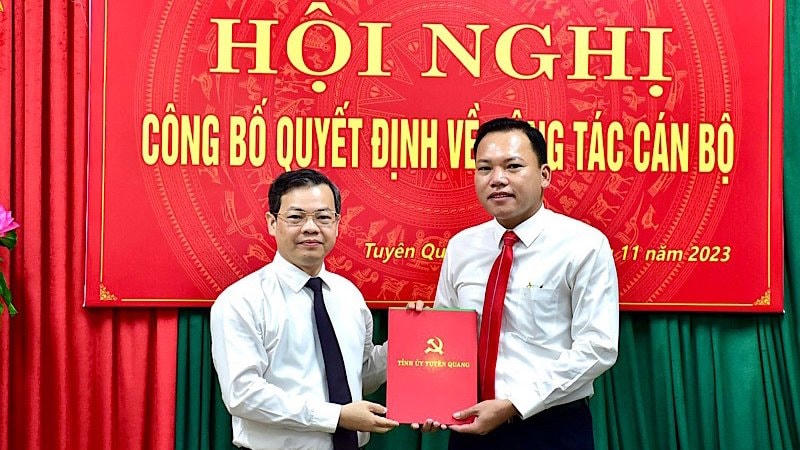 Ông Nguyễn Văn Sơn, Chủ tịch UBND tỉnh trao Quyết định cho ông Trần Viết Cương.