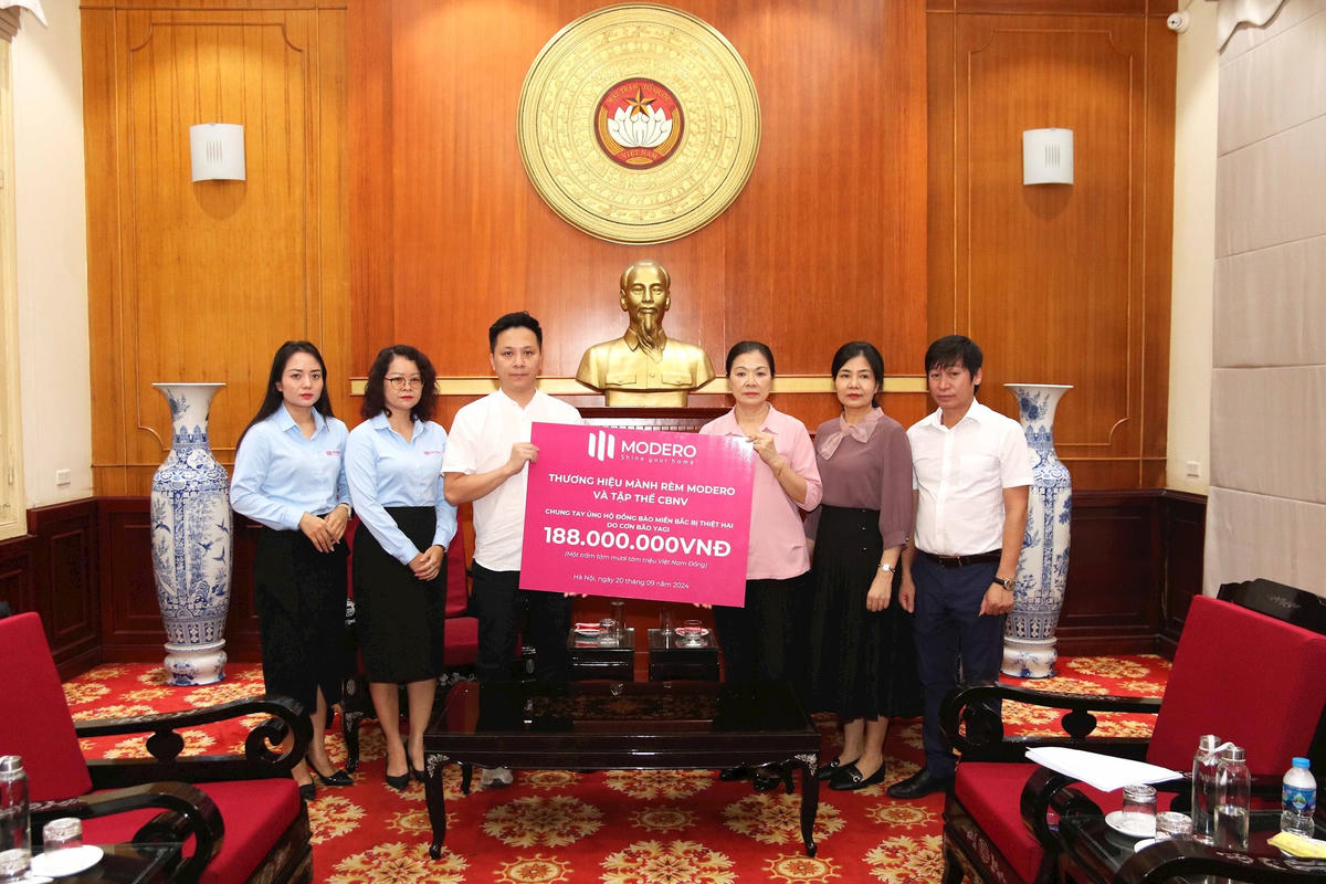 Phó Chủ tịch Trương Thị Ngọc Ánh tiếp nhận ủng hộ từ Thương hiệu mành rèm Modero và tập thể CBNV.