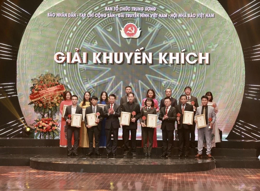 Ban tổ chức trao 30 giải Khuyến khích cho các tác giả. Ảnh: Vietnam+.