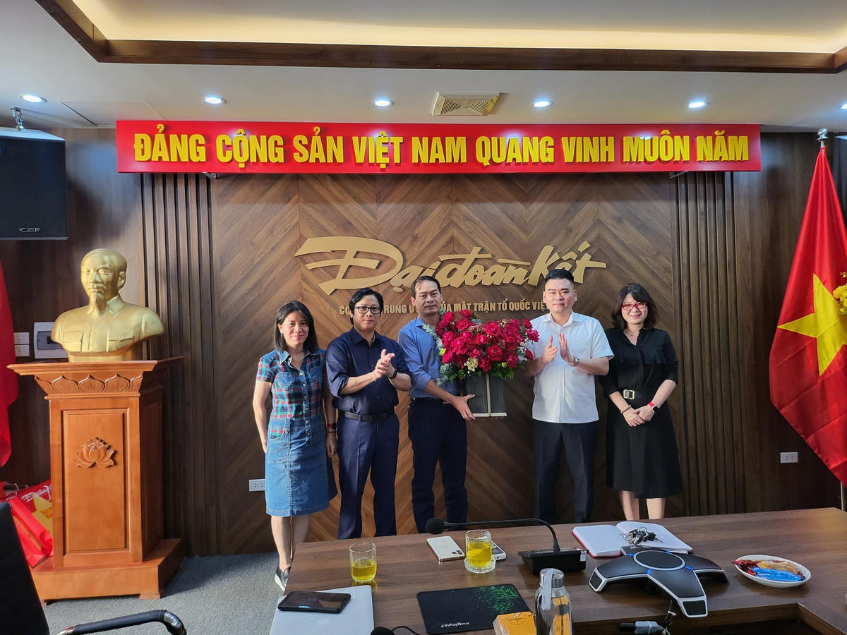 Ban Biên tập, Chi ủy Báo Đại Đoàn Kết tặng hoa chúc mừng các tác giả đoạt giải A Giải thưởng bìa báo Tết ấn tượng. Ảnh: Từ Khôi.