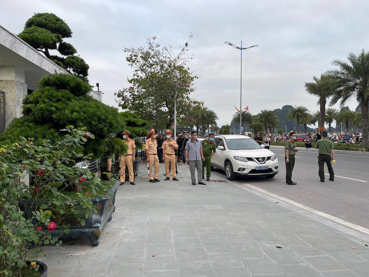 Lực lượng an ninh Công an tỉnh Quảng Ninh tiến hành phong tỏa khu vực nhà riêng của ông Phạm Hồng Hà để tiến hành khám xét.