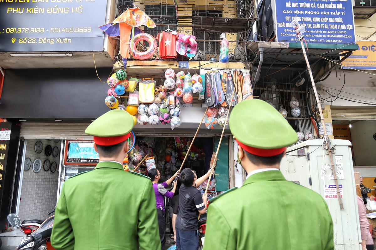 Công an Hà Nội ra quân lấy lại vỉa hè cho người đi bộ