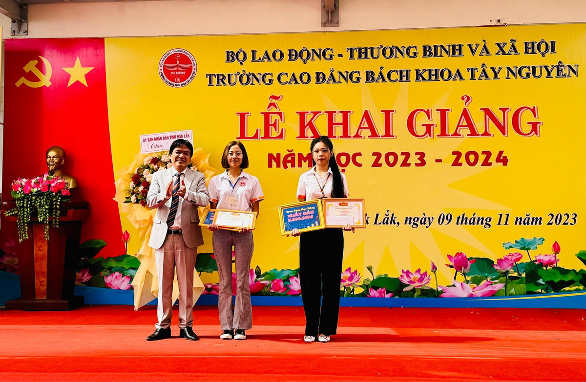 Hiệu trưởng Nhà trường trao giấy khen và học bổng cho sinh viên đạt thành tích xuất sắc trong năm học.