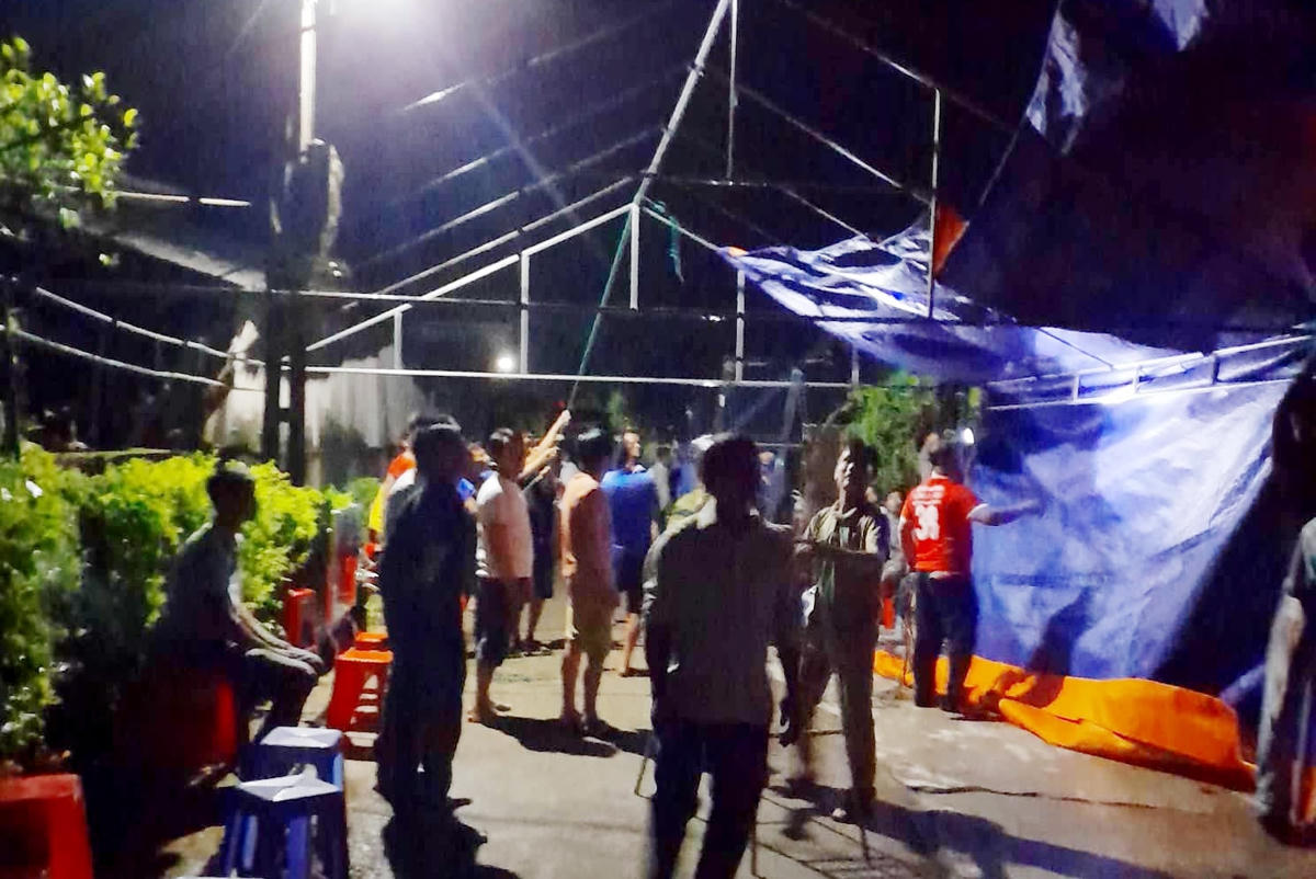 Người nhà tổ chức mai táng anh N.B.H. theo phong tục địa phương.