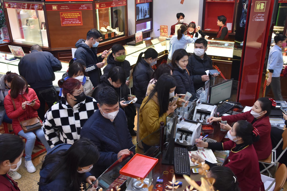 Một trong những nguyên nhân khiến lượng người mua giảm sút được dân cho biết là do kinh tế gặp nhiều khó khăn. Ngoài ra, ngày vía năm nay cũng rơi vào ngày làm trong tuần, do vậy nhiều người lựa chọn hình thức mua online,...