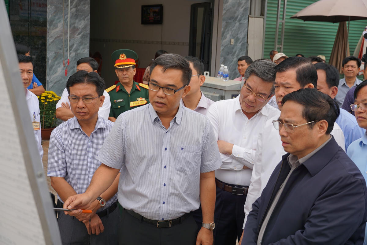 Đại diện chủ đầu tư dự án khu tái định cư báo cáo tiến độ với Thủ tướng. Ảnh: Mạnh Thìn.