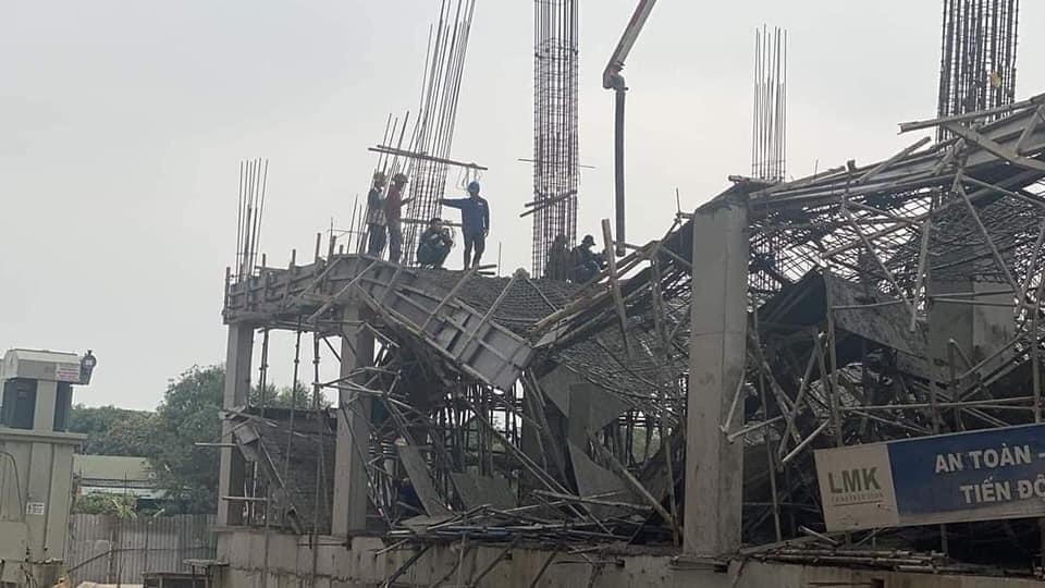 Nhiều công nhân bàng hoàng sau vụ sập.