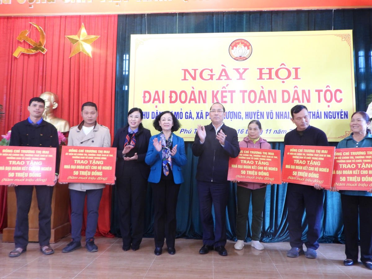 Thường trực Ban Bí thư, Trưởng Ban Tổ chức Trung ương Trương Thị Mai và Phó Chủ tịch Ủy ban Trung ương Mặt trận Tổ quốc Việt Nam Hoàng Công Thủy trao tặng nhà Đại đoàn kết cho nhân dân khu dân cư Mỏ Gà.