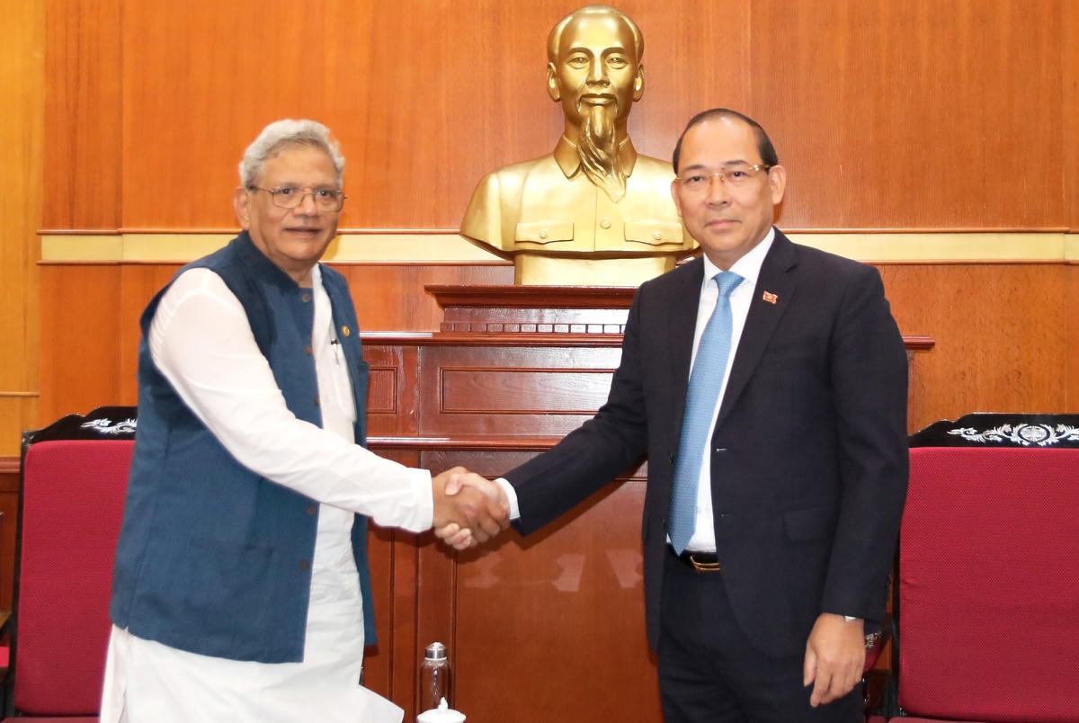 Phó Chủ tịch UBTƯ MTTQ Việt Nam Hoàng Công Thủy tiếp ông Sitaram Yechury, Tổng Bí thư Đảng Cộng sản Ấn Độ Mác-xít.