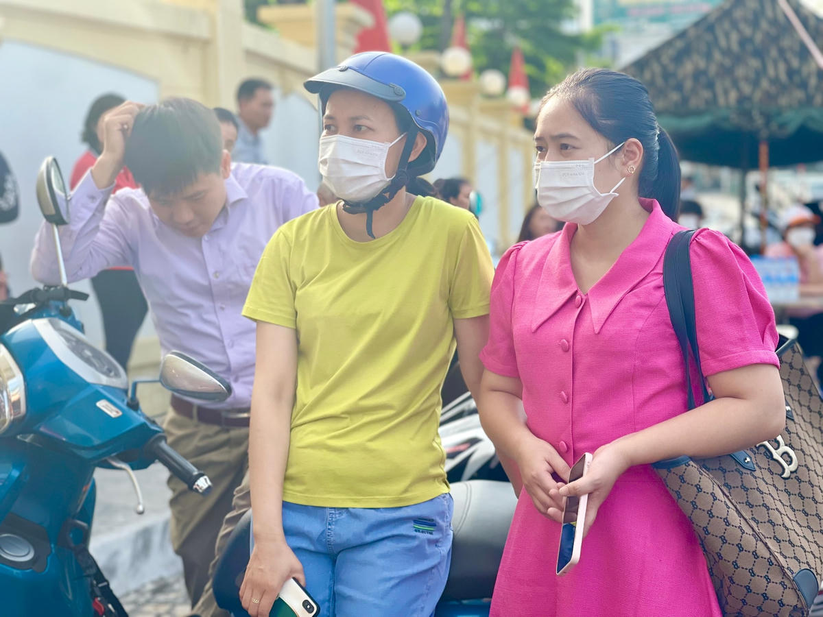 Dưới thời tiết khá nóng ngay đầu buổi sáng 1/6, nhiều bậc phụ huynh vẫn nán lại trước cổng trường để đợi con hoàn thành bài thi.