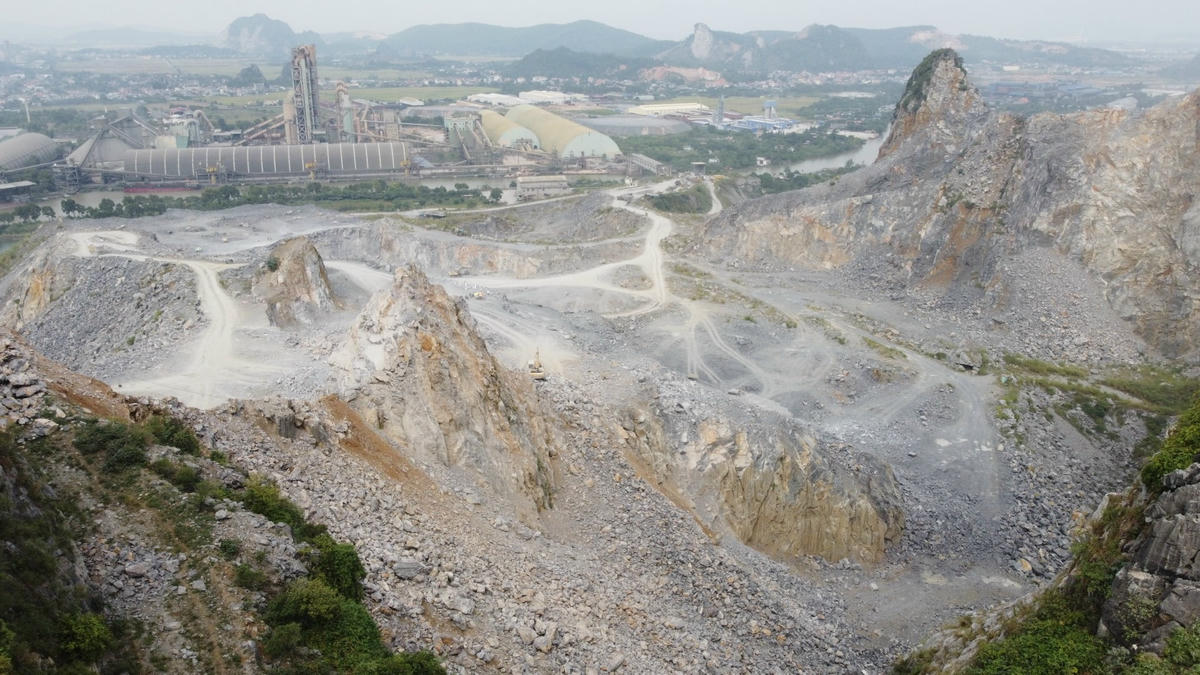 Khai thác khoáng sản đá vôi tại huyện Thủy Nguyên (TP Hải Phòng).