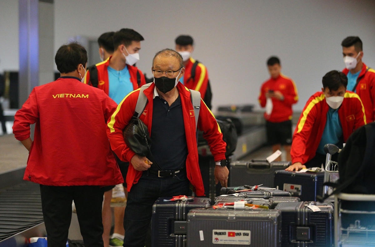 HLV Park Hang Seo và các cầu thủ chờ lấy hành lý.