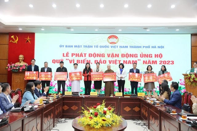 Chủ tịch Ủy ban MTTQ TP Hà Nội Nguyễn Lan Hương tiếp nhận đăng ký ủng hộ Quỹ “Vì biển, đảo Việt Nam” đợt 1, năm 2023.