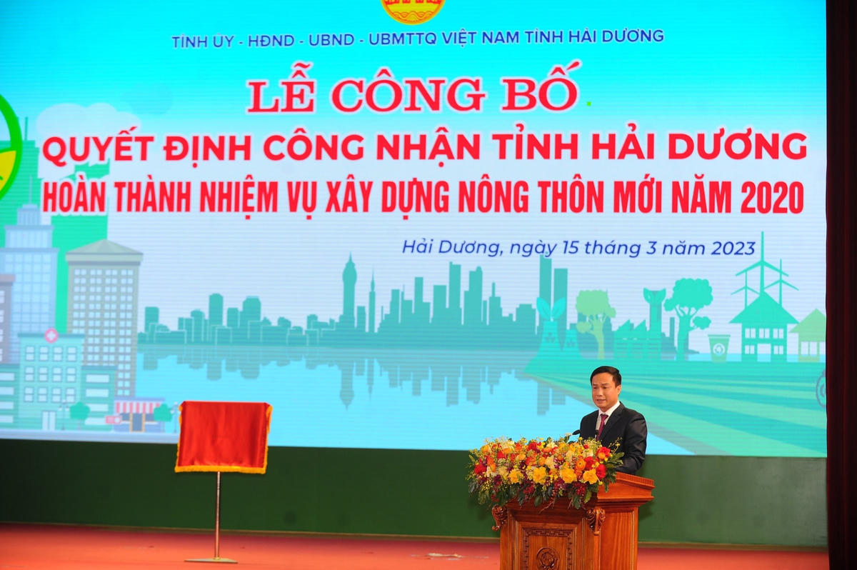 Chủ tịch UBND tỉnh Hải Dương báo cáo tại buổi lễ.