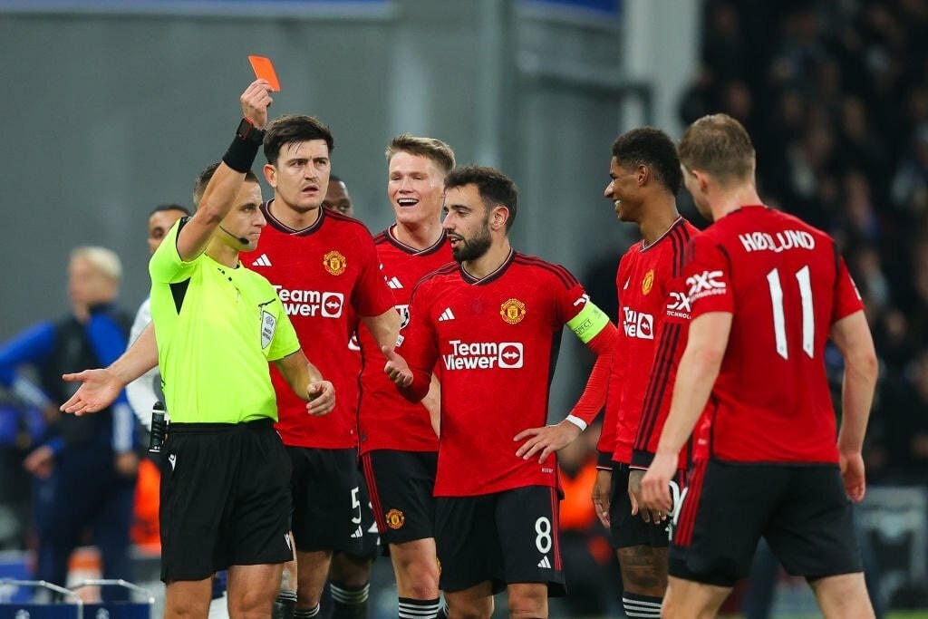 Rashford nhận thẻ đỏ bởi lỗi không đáng có (Ảnh: Getty).