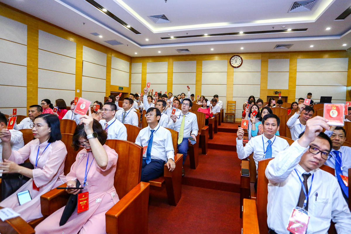 Biểu quyết thông qua Nghị quyết Đại hội. Ảnh: Quang Vinh