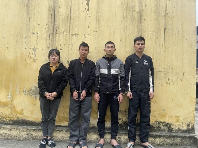 Tạ Thị Thúy Mai (ngoài cùng bên trái) cùng 3 nhân viên nam quản lý cho quán karaoke.