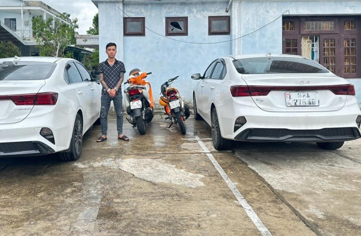 Đối tượng Nguyễn Xuân Lâm cùng tang vật vụ án.