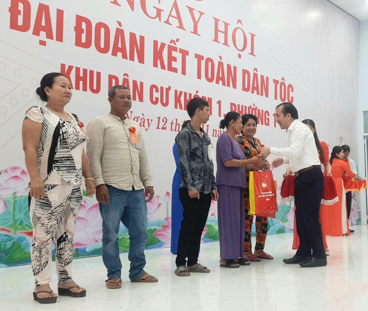 Phó Chủ tịch UBTƯ MTTQ Việt Nam Ngô Sách Thực tặng quà cho bà con tại khu dân cư.