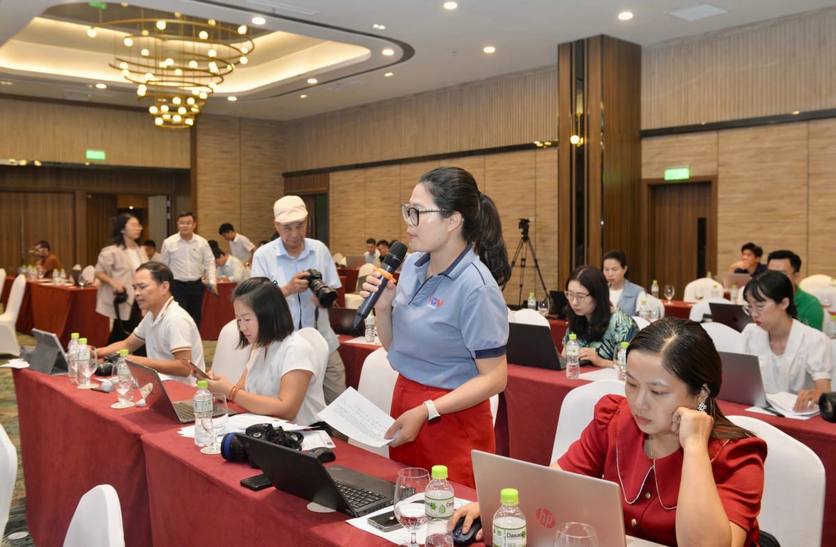 Phóng viên đặt câu hỏi tại Họp báo.