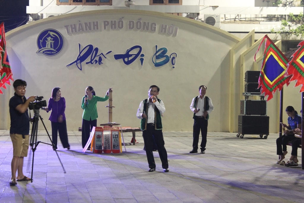 Nghệ nhân biểu diễn tài tình, sáng tạo khi kết hợp các điệu dân ca, hò, vè...