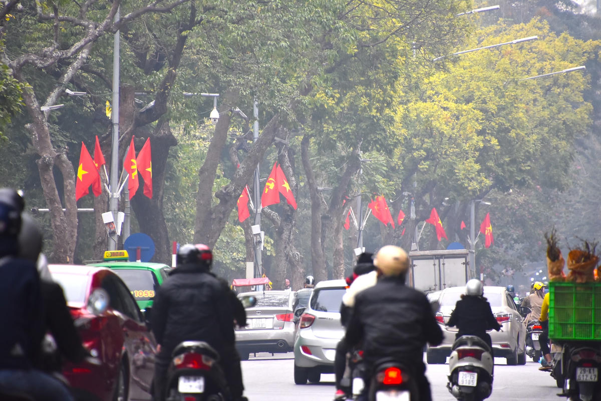 Cờ đỏ rực rỡ trên tuyến phố đi bộ xung quanh Hồ Hoàn Kiếm.