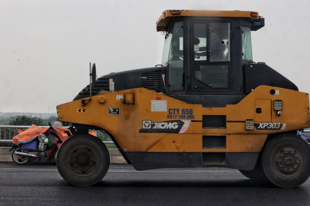 Ông Đỗ Đức Long, Phó tư vấn giám sát Gói thầu số 2 Dự án cầu Vĩnh Tuy cho hay, trên công trường hiện nay ở phần cầu dẫn đã bắt đầu thực hiện công tác thảm bê tông mặt cầu, sau khi thảm xong sẽ tiến hành lắp khe co giãn ở toàn bộ mặt cầu và đây cũng là một trong những giai đoạn cuối cùng của dự án. Dự kiến hết tuần này sẽ thảm xong phần gói thầu số 2.