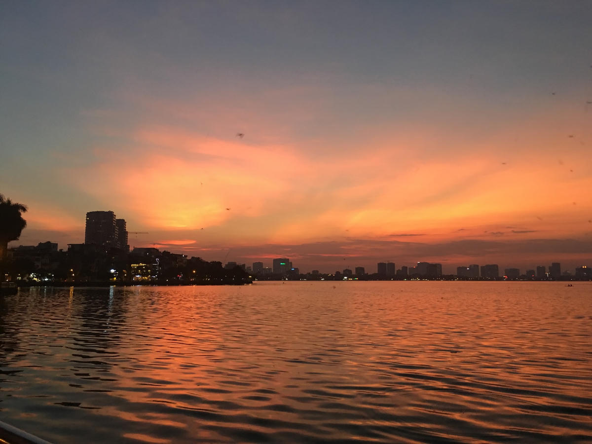 Ngắm hoàng hôn hồ Tây là một trải nghiệm vô cùng thú vị. Ảnh: Thu Quỳnh.  