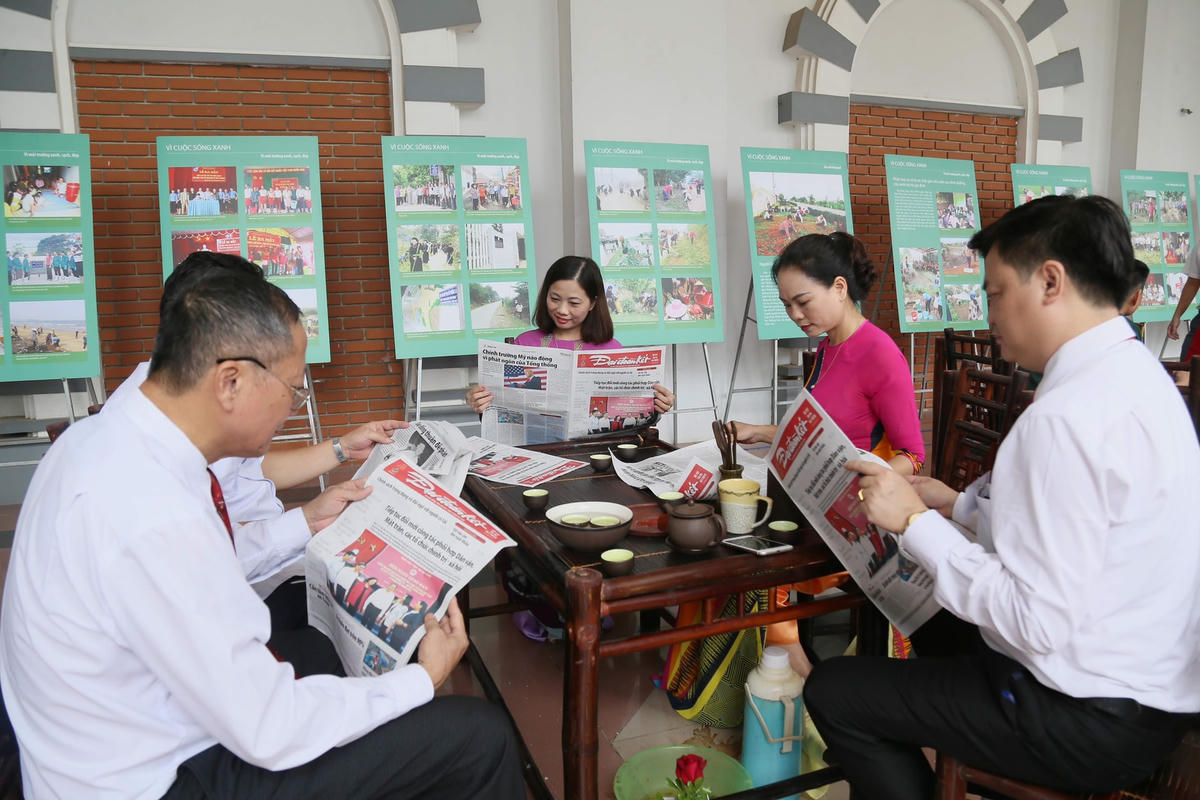 Thực tế báo giấy đã xuất hiện và tồn tại qua suốt hàng ngàn thập kỉ, đã chứng kiến bao nhiêu thăng trầm đổi thay của đất nước. Ảnh: H. Vân. 