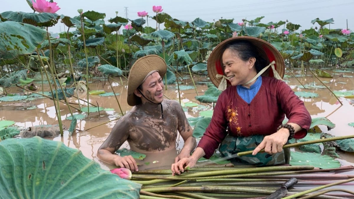 Du khách tham gia trải nghiệm tại làng nghề Phùng Xá (huyện Mỹ Đức, Hà Nội).