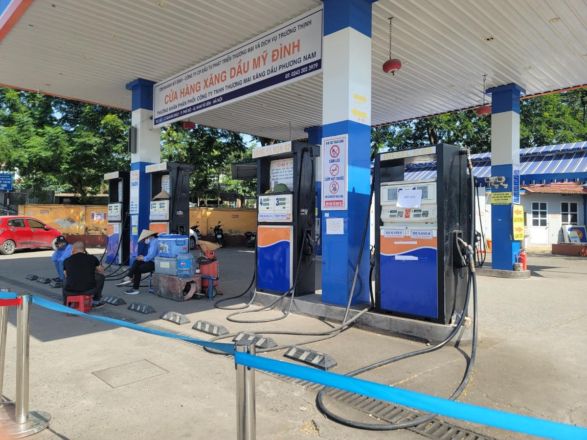 Nhân viên cửa hàng xăng dầu Mỹ Đình, phường Phú Đô, quận Nam Từ Liêm tụ tập "chém gió".