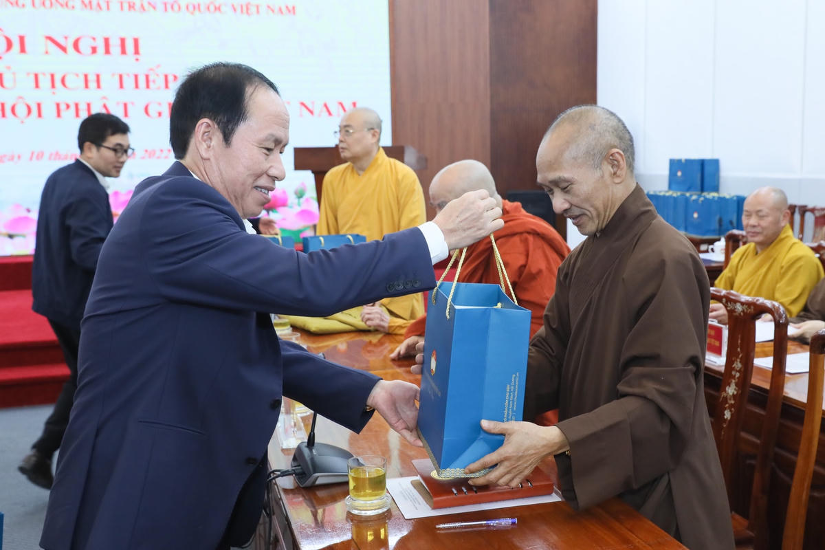 Phó Chủ tịch - Tổng Thư ký Lê Tiến Châu tặng quà lãnh đạo GHPG Việt Nam.