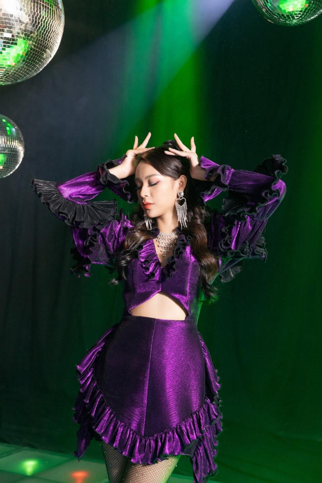 Sản phẩm âm nhạc debut đầu tay của Phí Phương Anh là "cắm sừng ai đừng cắm sừng em".