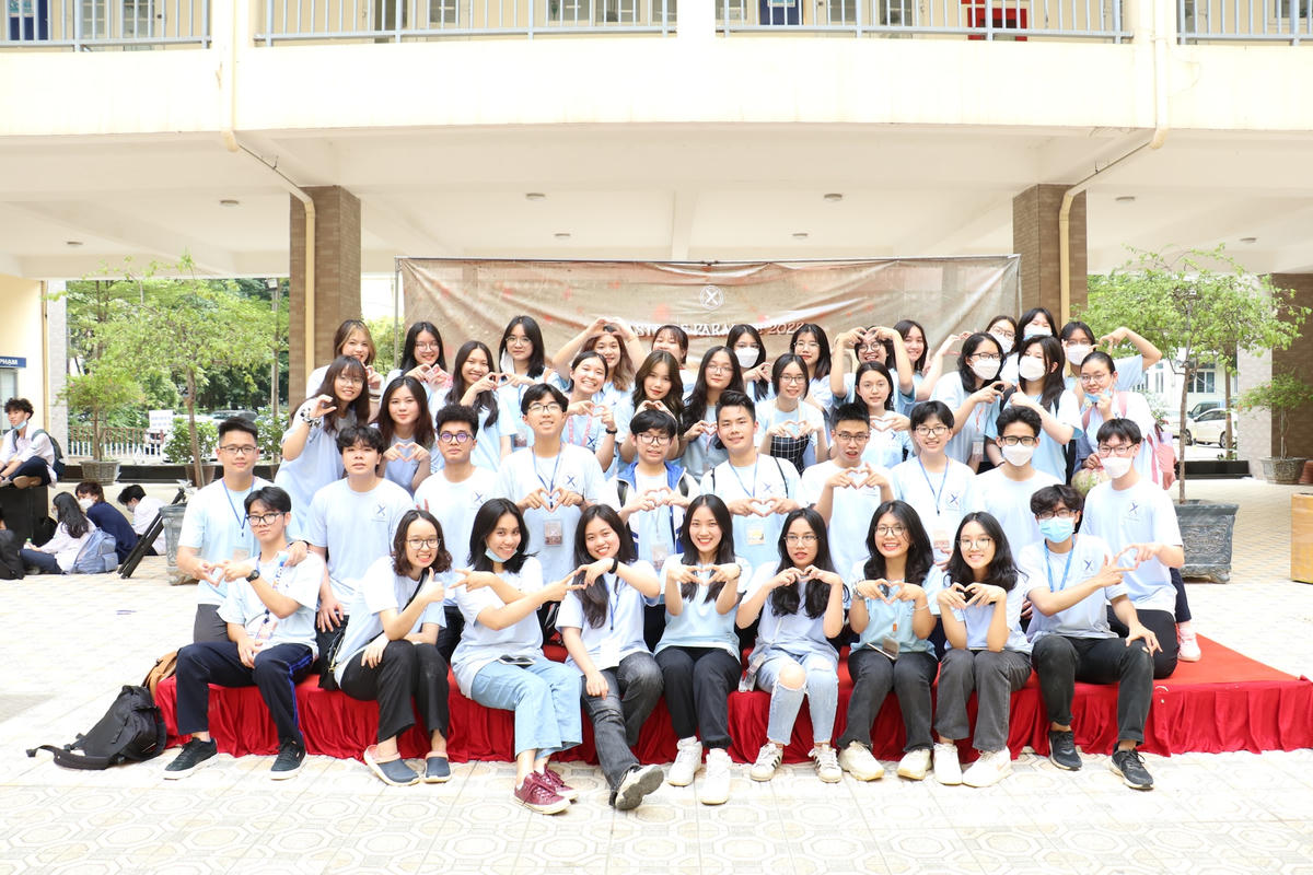 Các bạn sinh viên hồ hởi tham gia hội chợ.