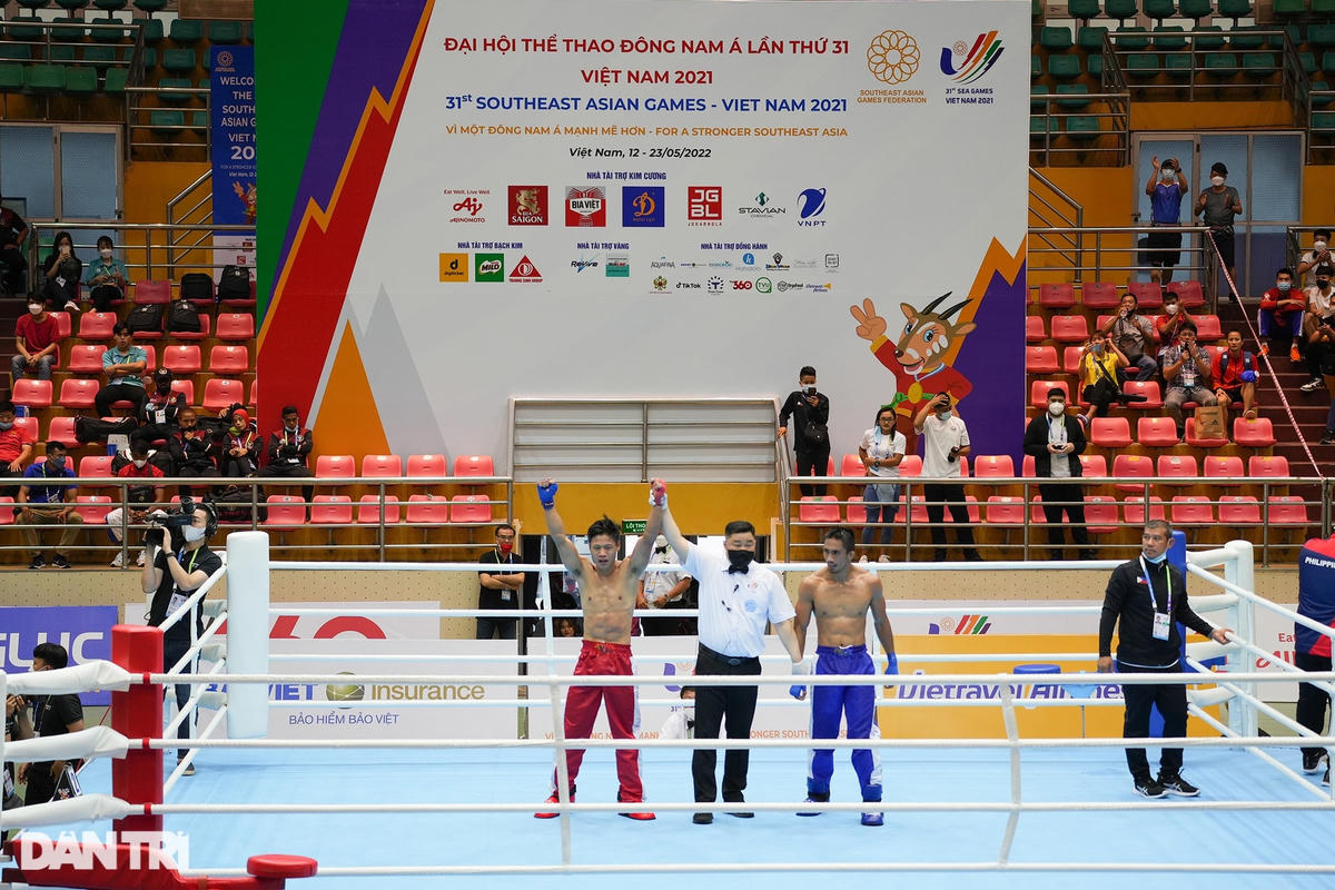 Kịch tính võ sĩ kickboxing Việt Nam đấm bay mũ đối thủ tại SEA Games 31