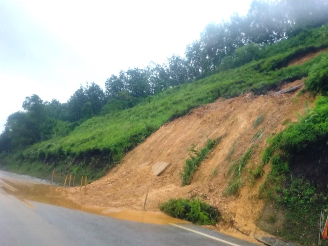 Đất đá trôi xuống đường quốc lộ tại Thanh Hóa.