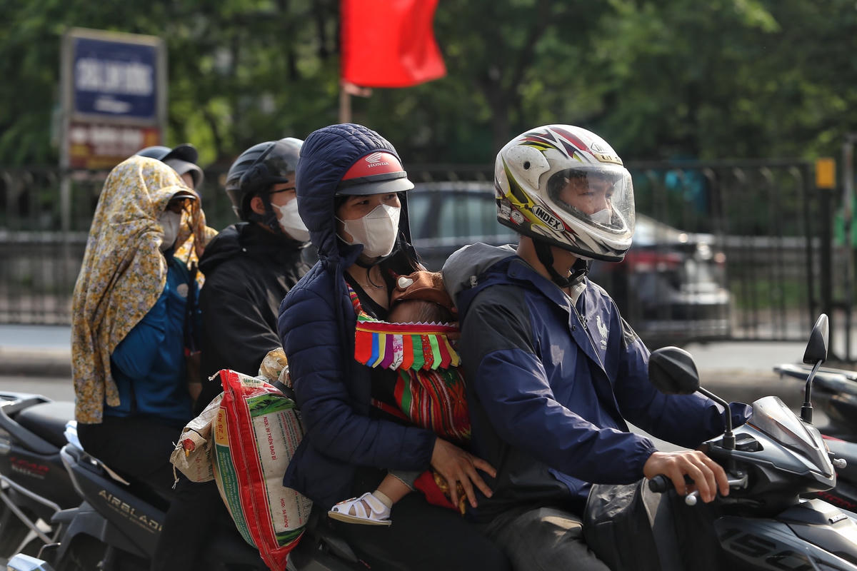 Người dân lỉnh kỉnh đồ đạc 'đội' nắng trở lại Thủ đô