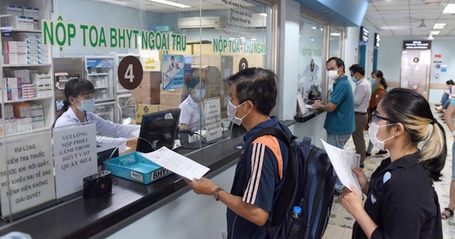 Nhiều bệnh nhân vẫn phải tự mua thuốc, vật tư y tế chữa bệnh dù có bảo hiểm y tế.  