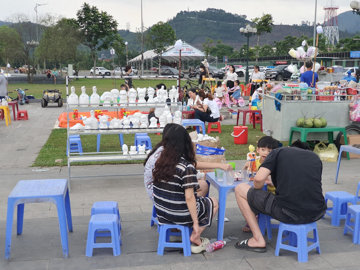 Các cháu thiếu nhi đến Quảng trường Hòa Bình vừa để vui chơi, vừa để tập tô tượng vô cùng hào hứng.