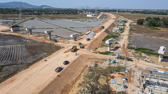 Toàn bộ các gói thầu đã huy động 5.583 máy móc thiết bị các loại, 12.871 nhân sự thi công, 349 nhân sự tư vấn giám sát và tổ chức 561 mũi thi công. Ảnh minh hoạ.