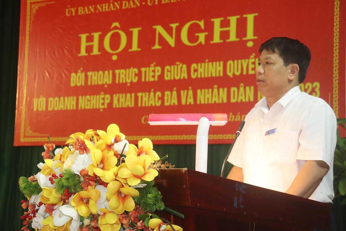 Ông Trương Đình Phong, Chủ tịch UBND xã Cẩm Quý phát biểu khai mạc hội nghị.