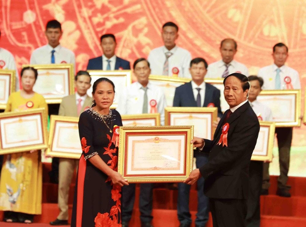 Phó Thủ tướng Lê Văn Thành trao Bằng khen của Thủ tướng Chính phủ tặng nông dân sản xuất, kinh doanh giỏi tiêu biểu (Hà Nội, 13/9/2022). (Ảnh: Vũ Sinh/TTXVN).