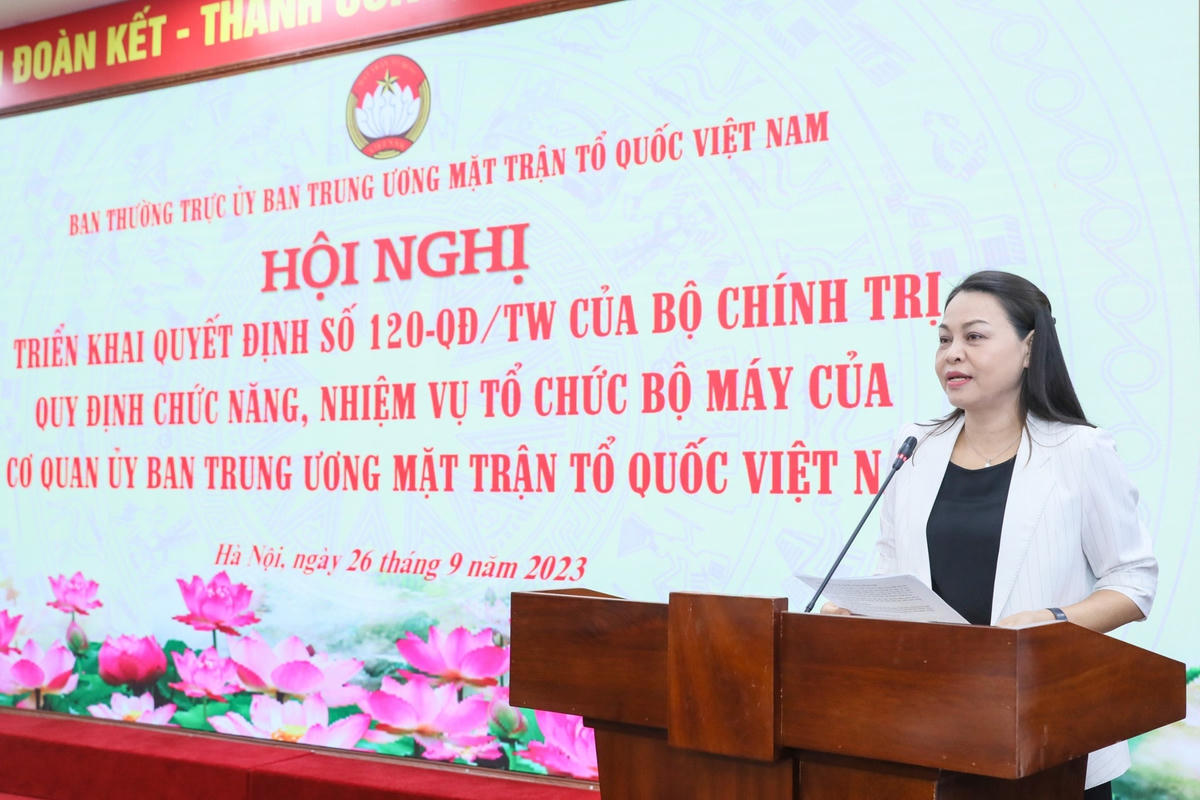 Ủy viên Trung ương Đảng, Phó Bí thư Đảng đoàn, Phó Chủ tịch - Tổng Thư ký UBTƯ MTTQ Việt Nam Nguyễn Thị Thu Hà công bố Quyết định số 120-QĐ/TW của Bộ Chính trị.